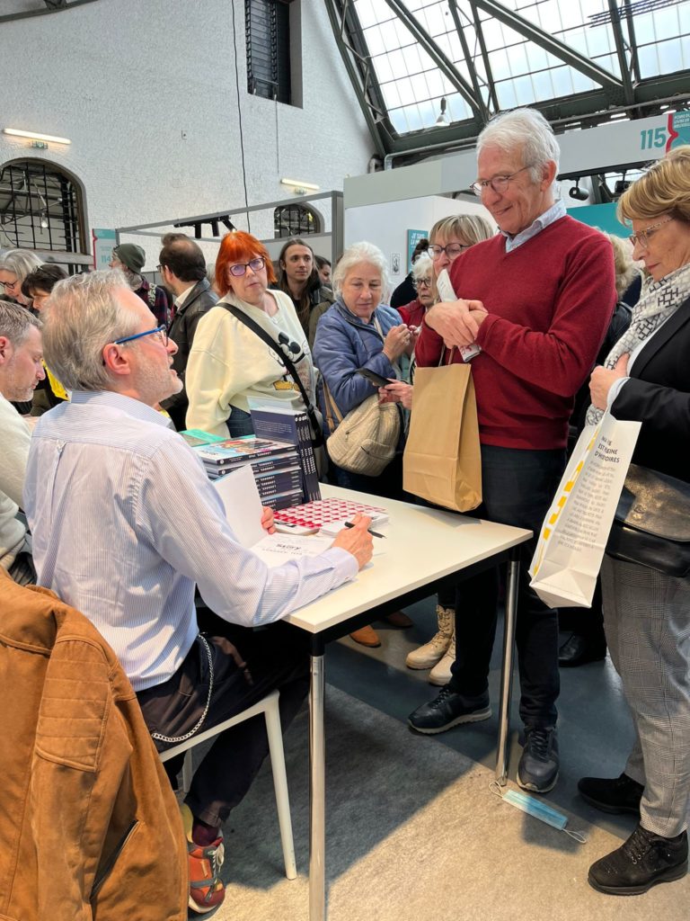 La foule compacte écrase "ma" file contre le stand