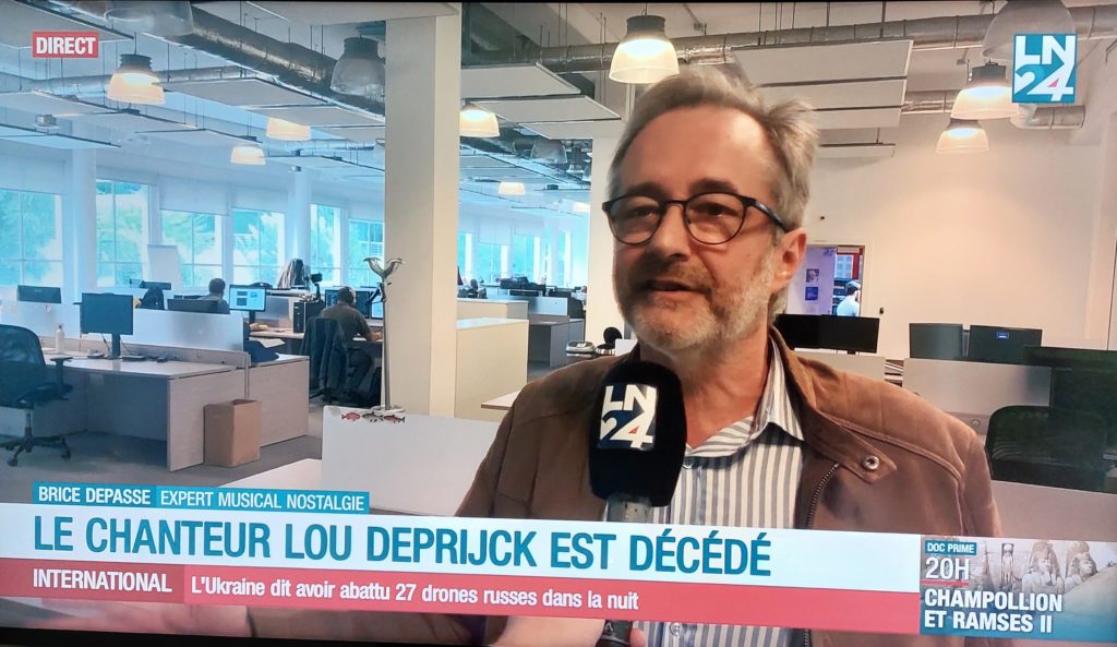 Et les témoignages avec ce seul voeu : qu'il sache là-haut à quel point la multitude l'a célébré.