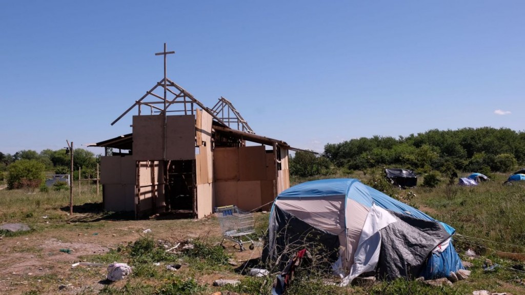 Une église en carton dans un bidonville aux allures de « No man’s land »