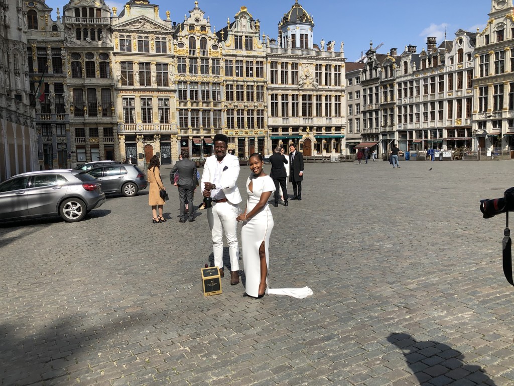 Jour 23 : 19 eme jour de Confinement et Un grand moment de Grand Bonheur sur La Grand place  De Bruxelles...Un mariage sous le régime du confinement...Pas beaucoup  d’invités mais beaucoup de Sourires !!!!😘