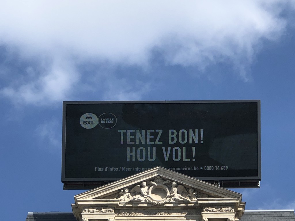 Jour 26 : 22 eme jour de confinement Place de Brouckere à BXL : Le Message est simple : « Tenez bon ! »