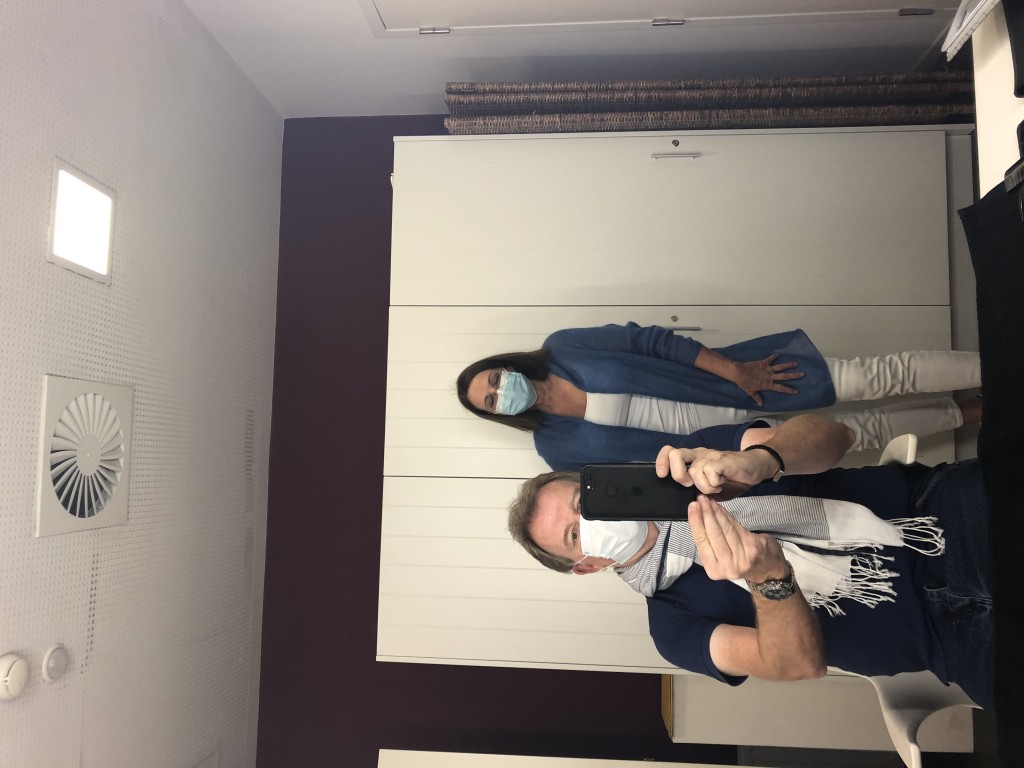 Jour 40: 37 eme jour de confinement...À la RTBF on respecte le 1,50 mètre de distance et @caroline Adam, La maquilleuse me donne des conseils sans me maquiller...respect des distances !!!!
