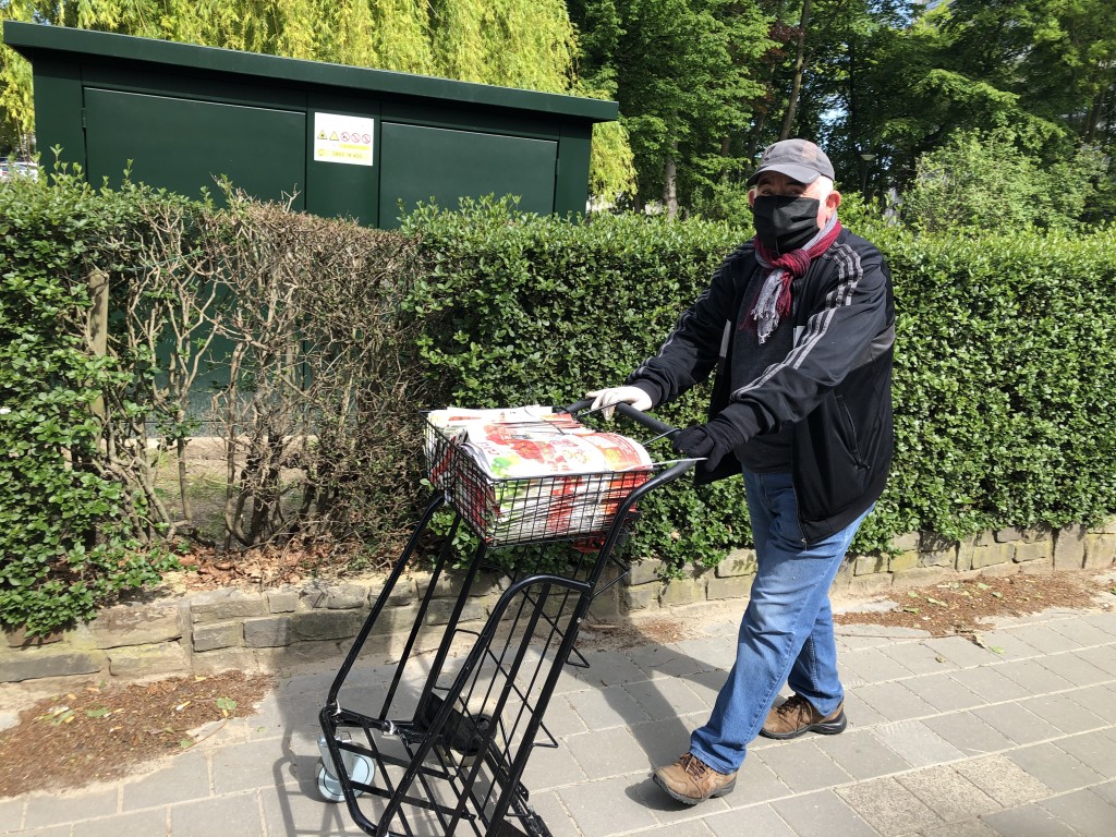 Jour 53 : 3 eme jour de déconfinement il bosse, il distribue des pubs, il se protège !