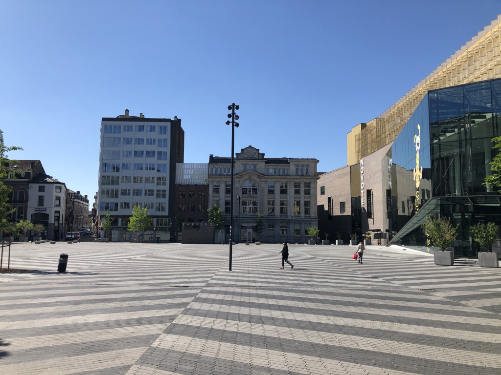 Jour 55 : 5 eme jour de déconfinement....Les carolos restent aussi prudents sur La place verte dans le centre de Charleroi !