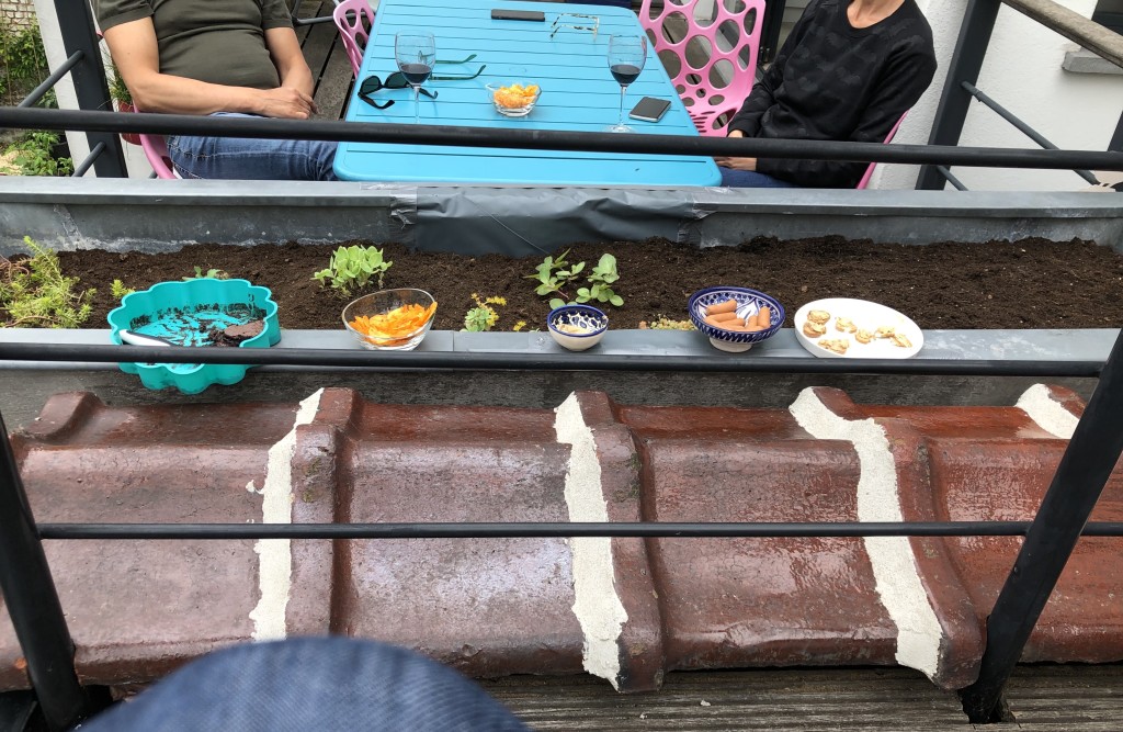 Jour 58 : 1 er jour de la deuxième phase de déconfinement..Hier dimanche c’était toujours un apéro confiné de terrasse à terrasse...Loin de mes voisins et amis !