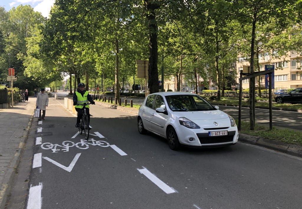 Jour 59 : 2 eme jour de la deuxième phase de déconfinement...un piéton, un vélo, une voiture en ville ! La vie reprend petit a petit !:)