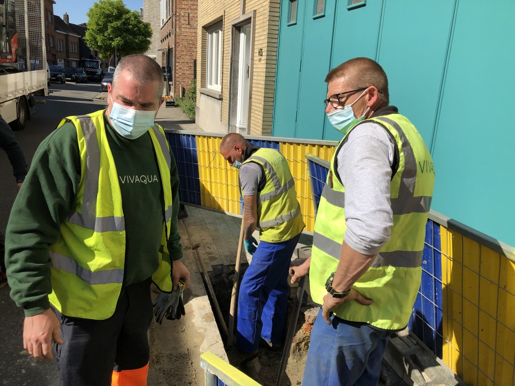 Jour 64: 7 eme jour de la phase 2 de déconfinement : Tôt ce matin une équipe de Vivaqua est sur Pieds de Guerre et se protège du Covid en Colmatant une fuite d’eau !