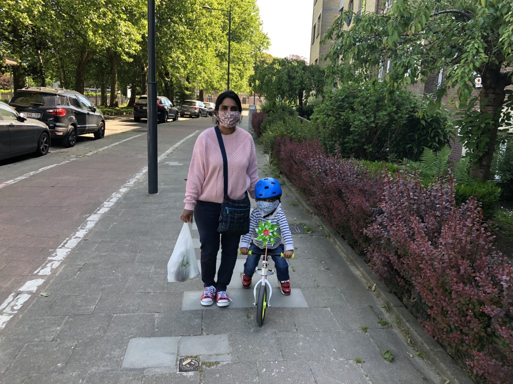 Jour 66: le déconfinement continue une maman conduit son fils à l’école !